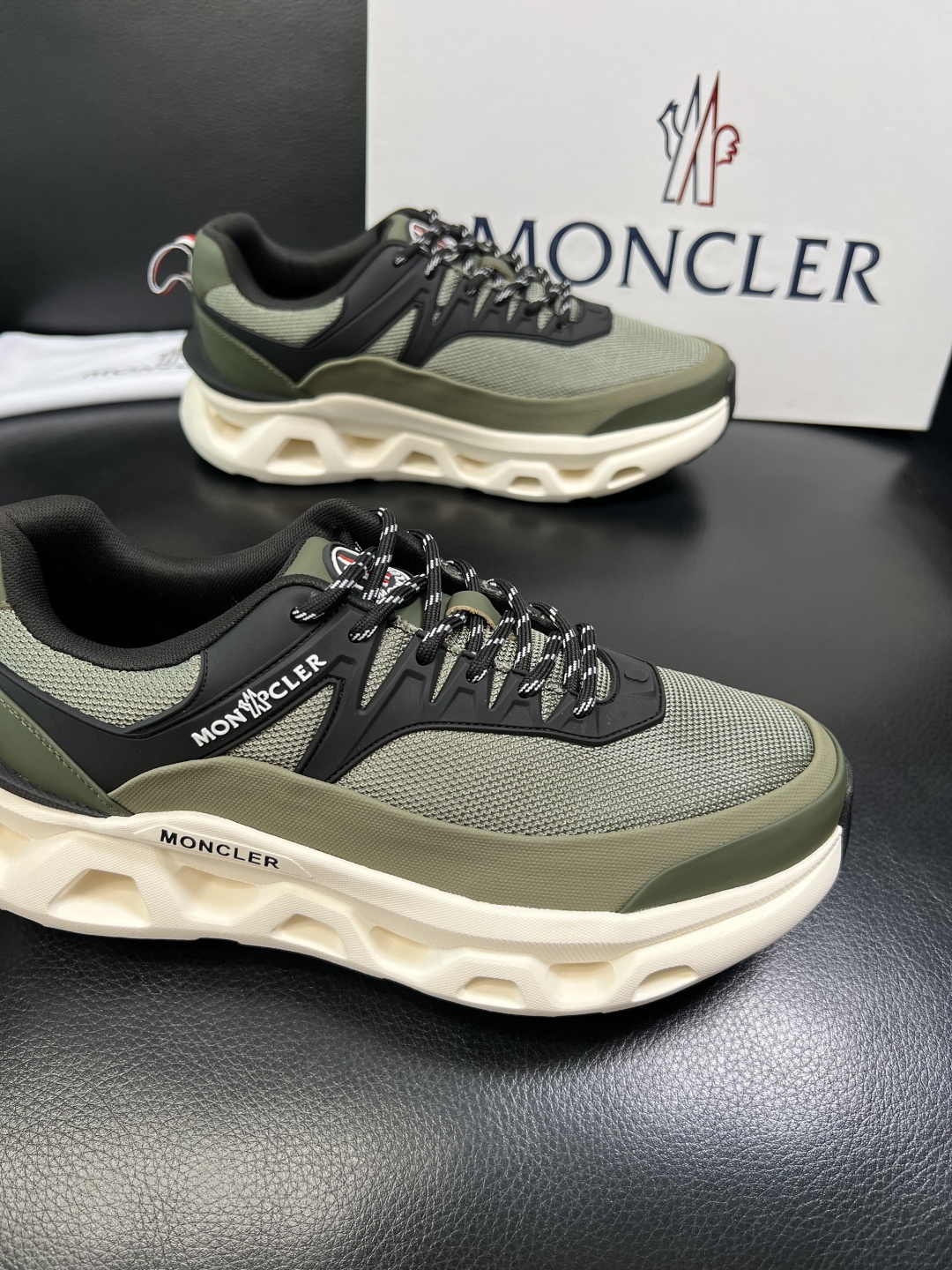 MONCLER 高品质 顶级工艺品 蒙口 新品专柜新款，原厂配置意大利进口牛皮搭配面料，高品质复杂拼接工