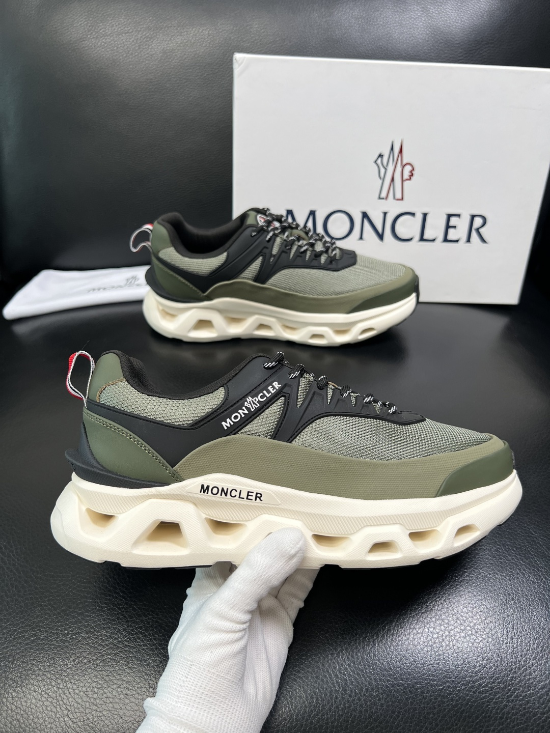 MONCLER 高品质 顶级工艺品 蒙口 新品专柜新款，原厂配置意大利进口牛皮搭配面料，高品质复杂拼接工