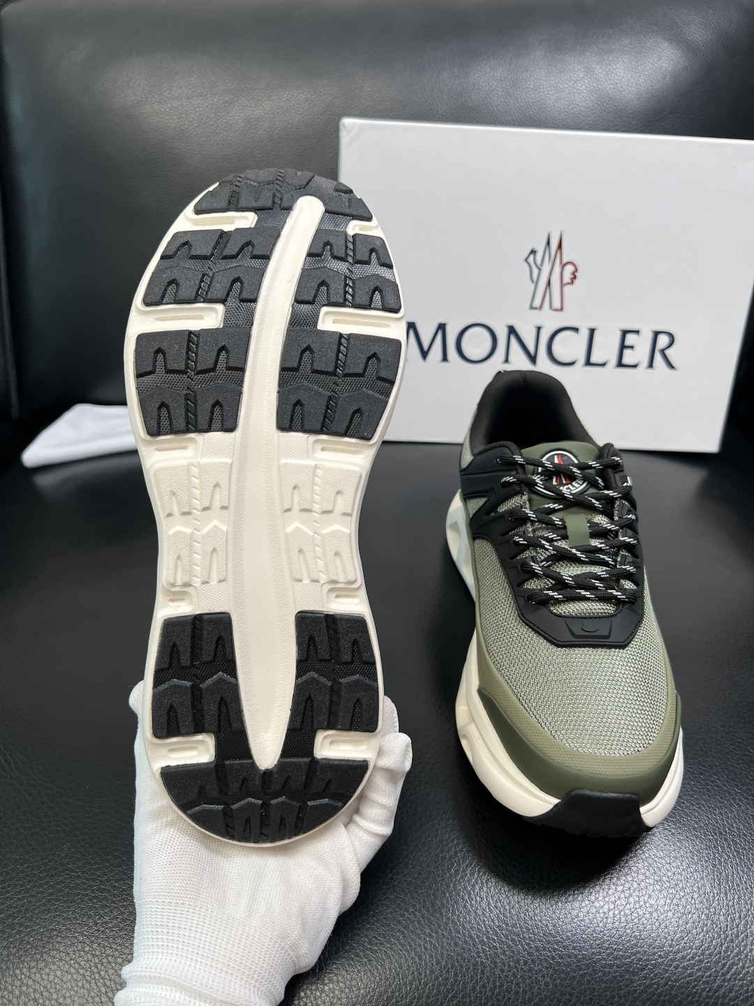 MONCLER 高品质 顶级工艺品 蒙口 新品专柜新款，原厂配置意大利进口牛皮搭配面料，高品质复杂拼接工