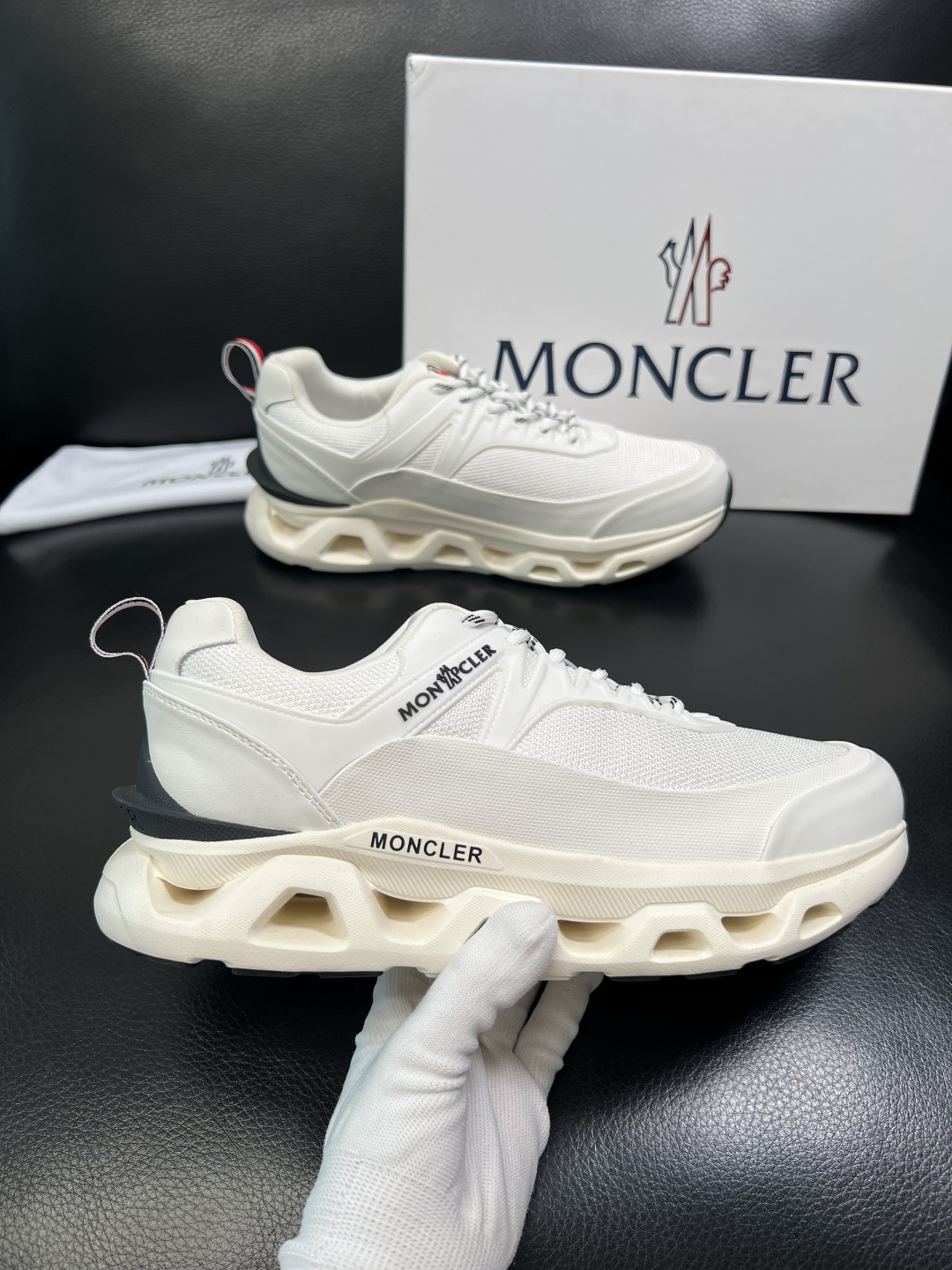 MONCLER 高品质 顶级工艺品 蒙口 新品专柜新款，原厂配置意大利进口牛皮搭配面料，高品质复杂拼接工