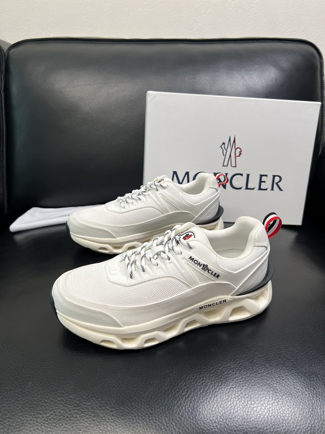 MONCLER 高品质 顶级工艺品 蒙口 新品专柜新款，原厂配置意大利进口牛皮搭配面料，高品质复杂拼接工