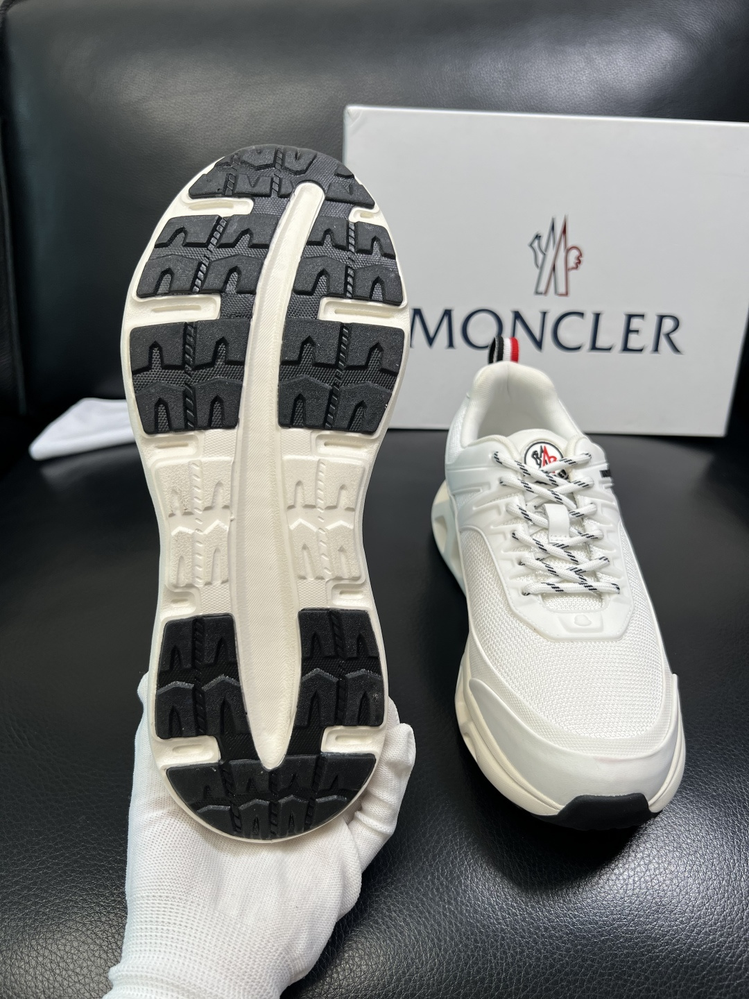 MONCLER 高品质 顶级工艺品 蒙口 新品专柜新款，原厂配置意大利进口牛皮搭配面料，高品质复杂拼接工