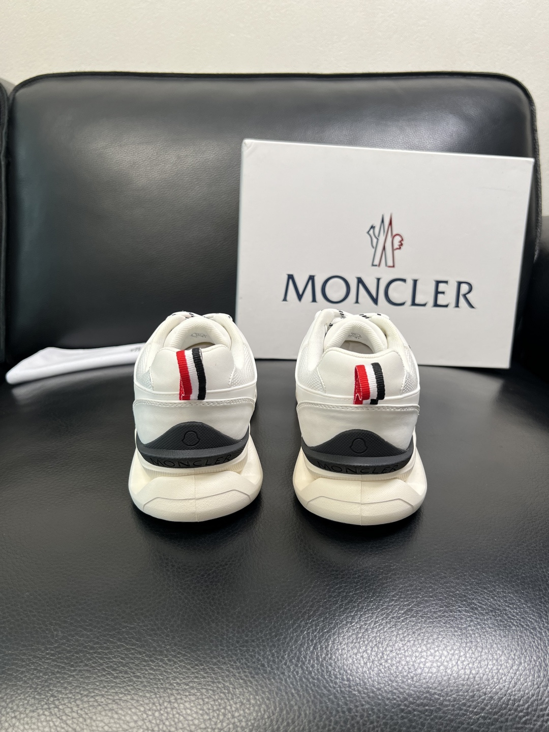 MONCLER 高品质 顶级工艺品 蒙口 新品专柜新款，原厂配置意大利进口牛皮搭配面料，高品质复杂拼接工