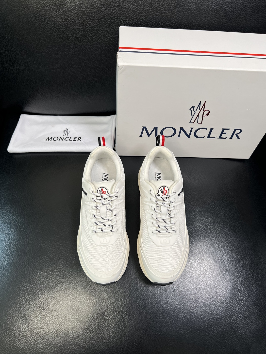 MONCLER 高品质 顶级工艺品 蒙口 新品专柜新款，原厂配置意大利进口牛皮搭配面料，高品质复杂拼接工