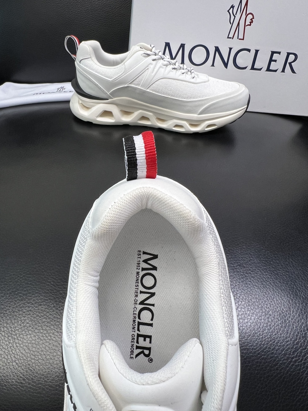 MONCLER 高品质 顶级工艺品 蒙口 新品专柜新款，原厂配置意大利进口牛皮搭配面料，高品质复杂拼接工