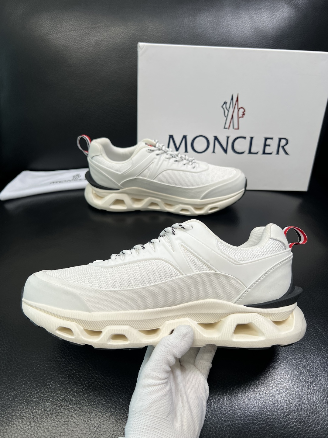 MONCLER 高品质 顶级工艺品 蒙口 新品专柜新款，原厂配置意大利进口牛皮搭配面料，高品质复杂拼接工