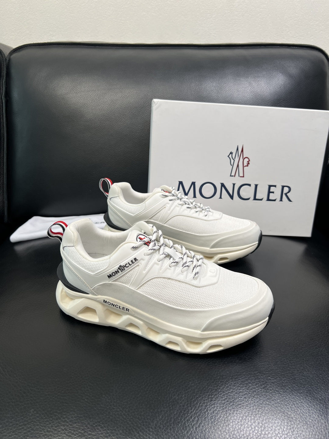 MONCLER 高品质 顶级工艺品 蒙口 新品专柜新款，原厂配置意大利进口牛皮搭配面料，高品质复杂拼接工