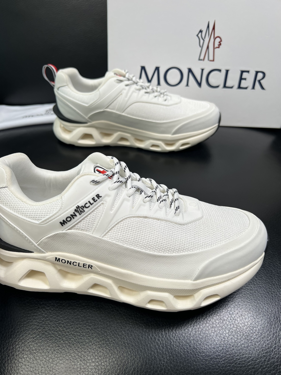 MONCLER 高品质 顶级工艺品 蒙口 新品专柜新款，原厂配置意大利进口牛皮搭配面料，高品质复杂拼接工