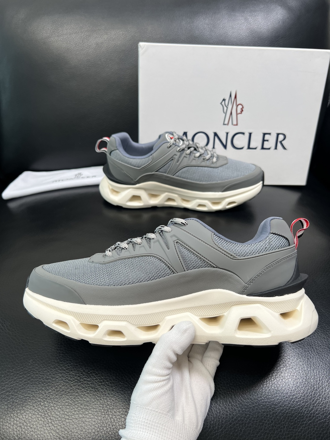 MONCLER 高品质 顶级工艺品 蒙口 新品专柜新款，原厂配置意大利进口牛皮搭配面料，高品质复杂拼接工