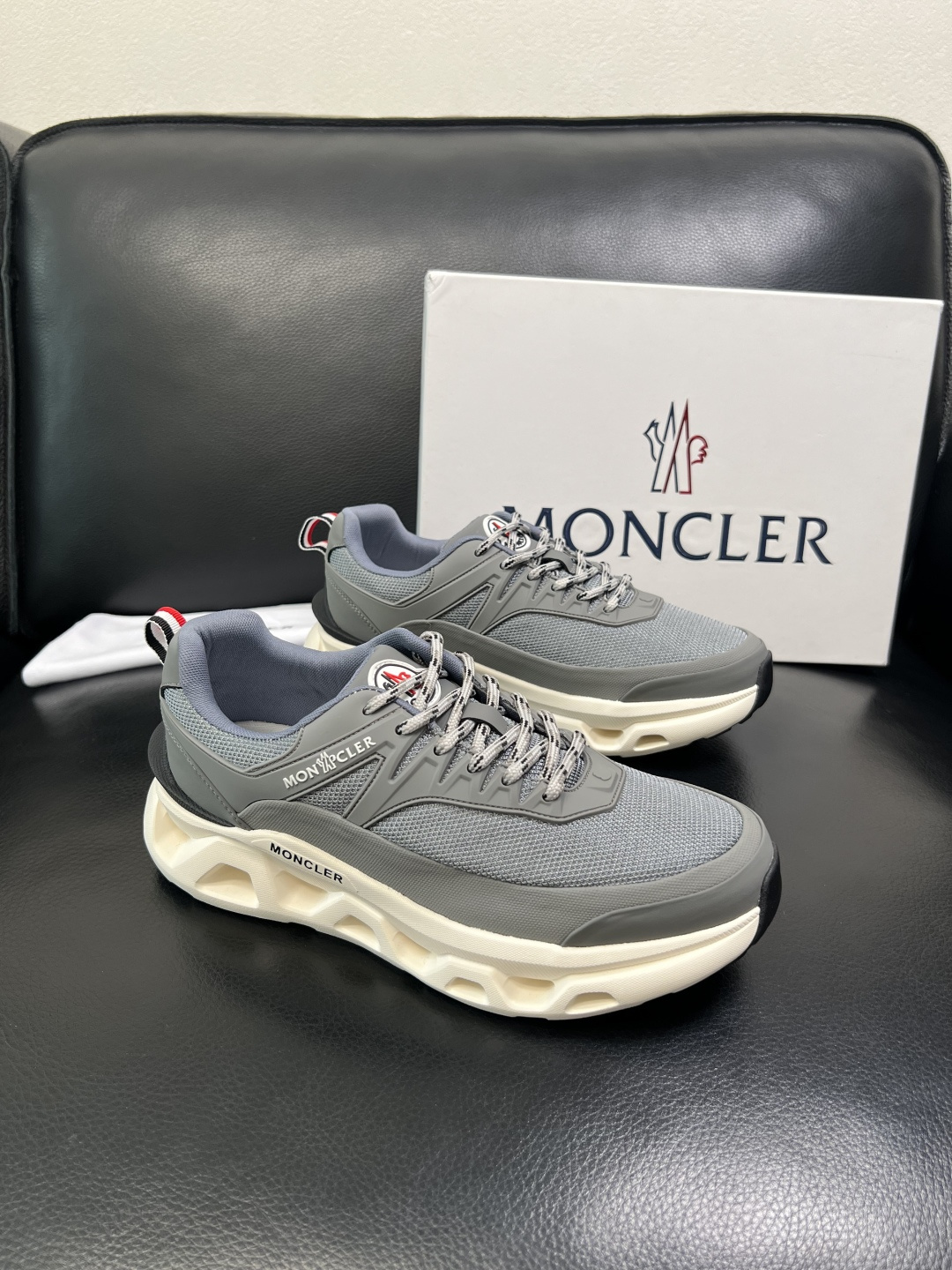 NO:756497,MONCLER high-quality top handicraft mouthpiece, new product counter, original factory configuration of imported Italian cowhide leather and fabrics, high-quality complex splicing process, imported water-dyed cowhide inner padding, breathable and comfortable, original soles specially provided by the factory, super comfortable, original factory follow-up orders, welcome to compare, code number 39-44 (customized 38 45), Moncler, cowhide19860909MONCLER 高品质 顶级工艺品蒙口 新品专柜新款,原厂配置意大利进口牛皮搭配面料,高品质复杂拼接工艺,进口水染牛皮内里垫透气舒适 鞋底原厂特供原版底超级舒适,原厂跟单,欢迎对比,码数 39-44（订做 38 45),,Moncler,cowhide,Men's shoes