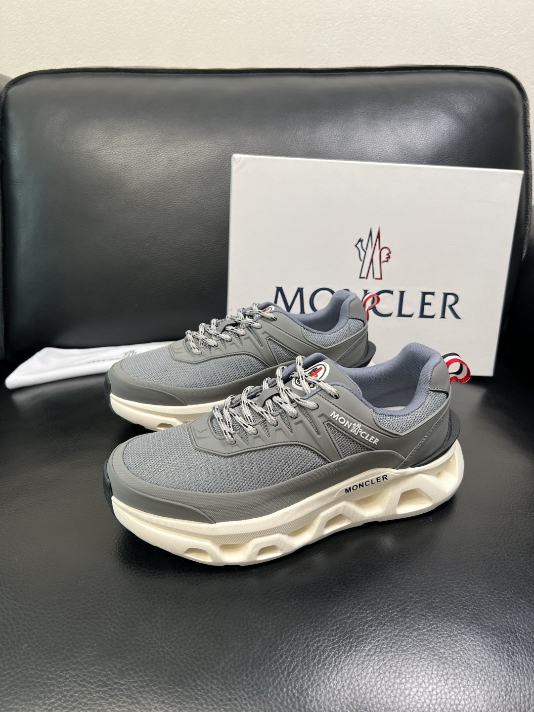 MONCLER 高品质 顶级工艺品 蒙口 新品专柜新款，原厂配置意大利进口牛皮搭配面料，高品质复杂拼接工