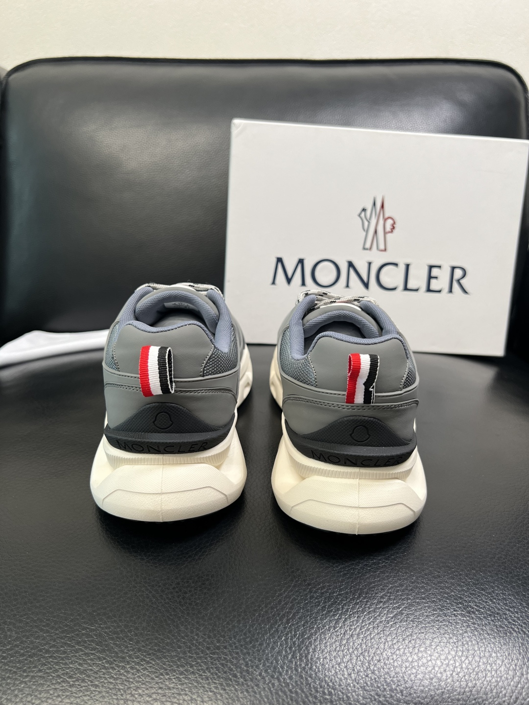 MONCLER 高品质 顶级工艺品 蒙口 新品专柜新款，原厂配置意大利进口牛皮搭配面料，高品质复杂拼接工