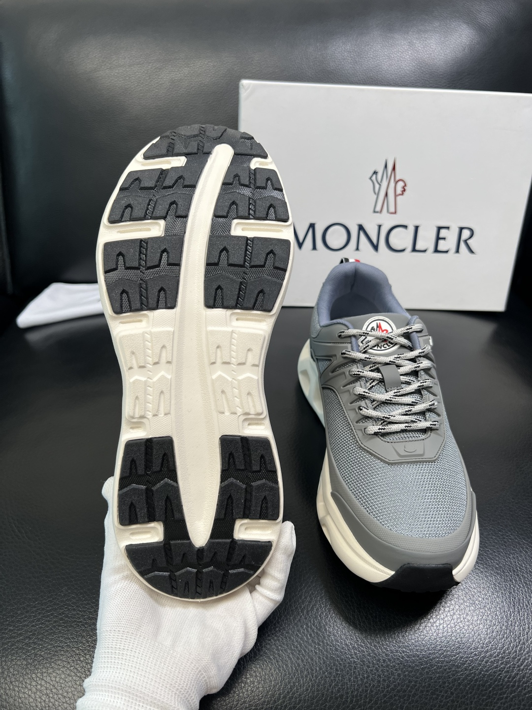 MONCLER 高品质 顶级工艺品 蒙口 新品专柜新款，原厂配置意大利进口牛皮搭配面料，高品质复杂拼接工