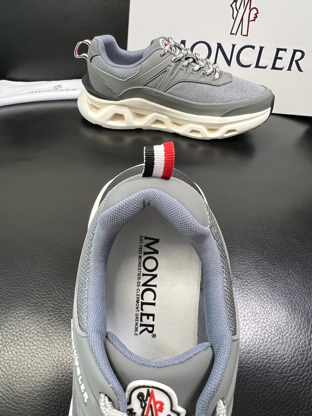 MONCLER 高品质 顶级工艺品 蒙口 新品专柜新款，原厂配置意大利进口牛皮搭配面料，高品质复杂拼接工