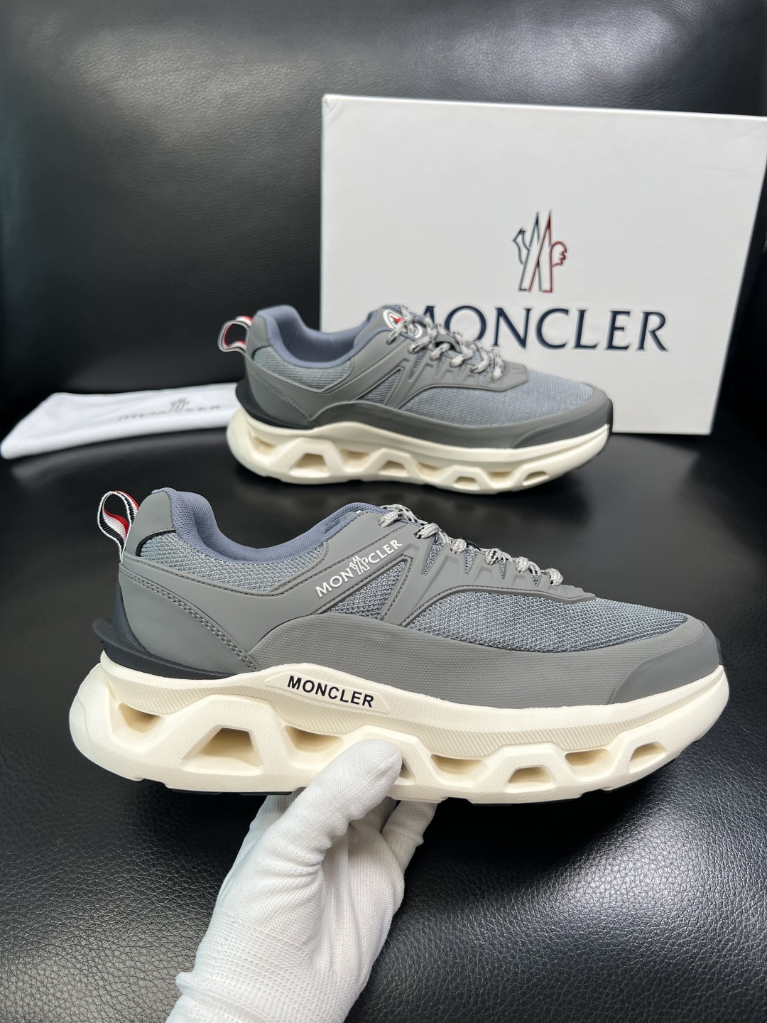 MONCLER 高品质 顶级工艺品 蒙口 新品专柜新款，原厂配置意大利进口牛皮搭配面料，高品质复杂拼接工