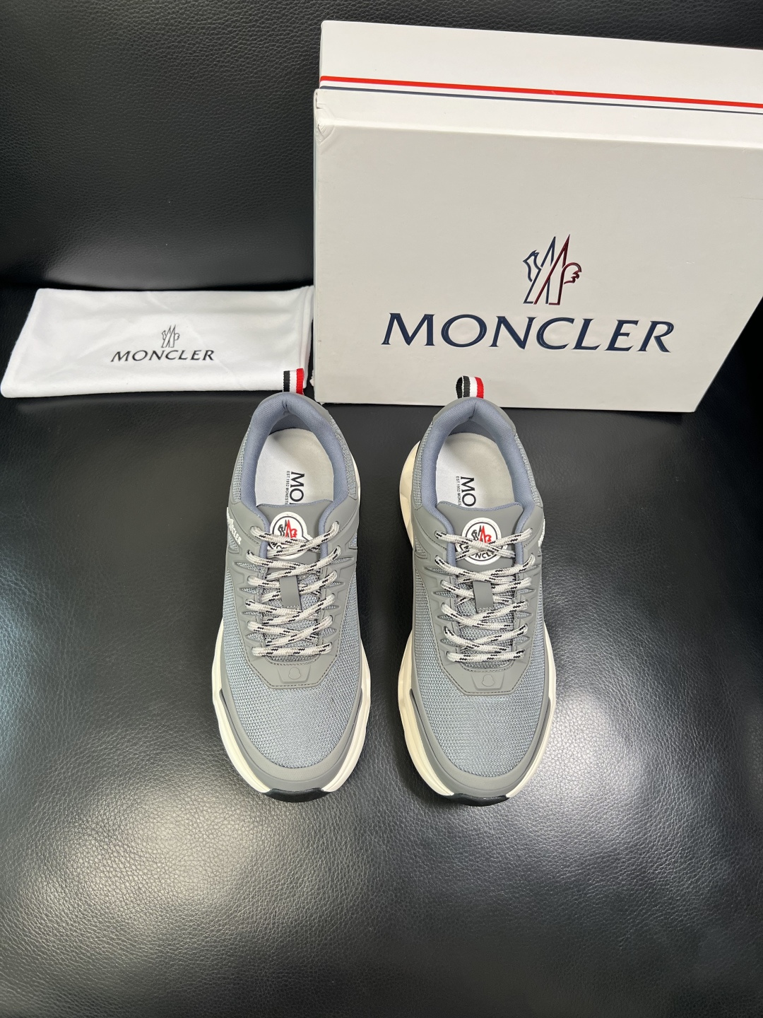 MONCLER 高品质 顶级工艺品 蒙口 新品专柜新款，原厂配置意大利进口牛皮搭配面料，高品质复杂拼接工