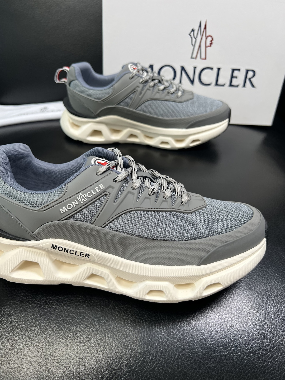 MONCLER 高品质 顶级工艺品 蒙口 新品专柜新款，原厂配置意大利进口牛皮搭配面料，高品质复杂拼接工