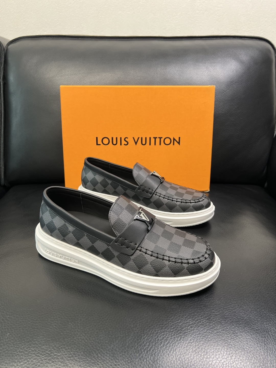 Lv 高品质 顶级工艺品 路易威登，运动板鞋专柜同步，鞋面意大利进口，高品质拼接缤纷色彩复杂工艺品，进口