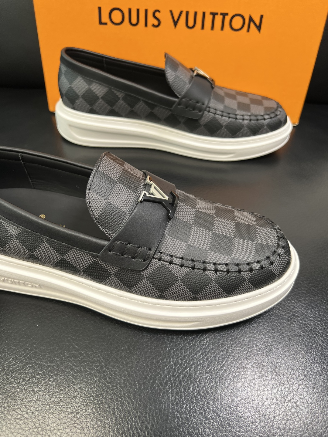 Lv 高品质 顶级工艺品 路易威登，运动板鞋专柜同步，鞋面意大利进口，高品质拼接缤纷色彩复杂工艺品，进口