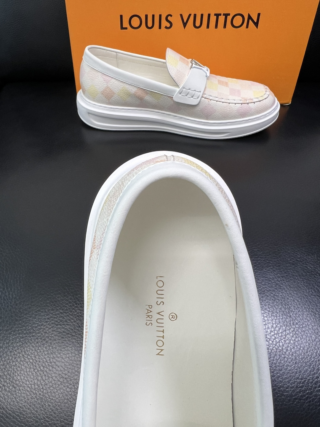 Lv 高品质 顶级工艺品 路易威登，运动板鞋专柜同步，鞋面意大利进口，高品质拼接缤纷色彩复杂工艺品，进口