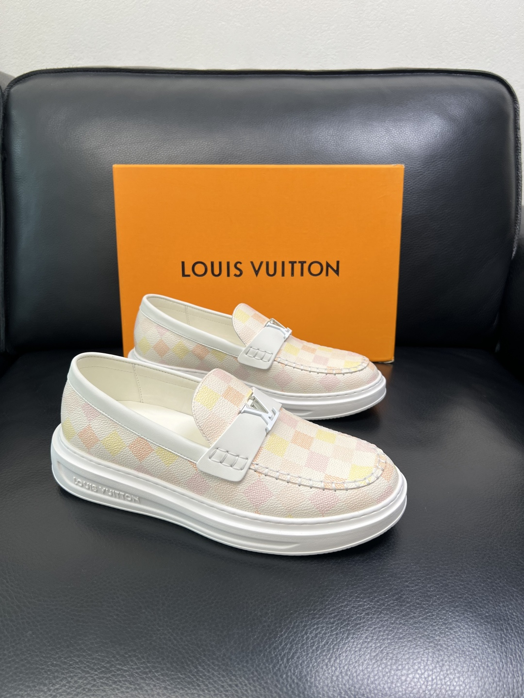 Lv 高品质 顶级工艺品 路易威登，运动板鞋专柜同步，鞋面意大利进口，高品质拼接缤纷色彩复杂工艺品，进口
