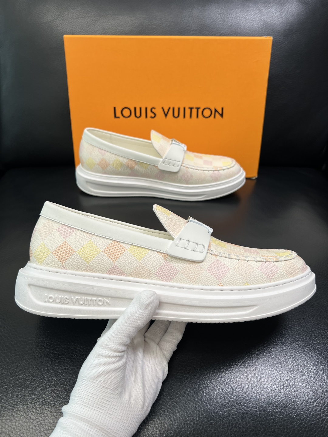 Lv 高品质 顶级工艺品 路易威登，运动板鞋专柜同步，鞋面意大利进口，高品质拼接缤纷色彩复杂工艺品，进口