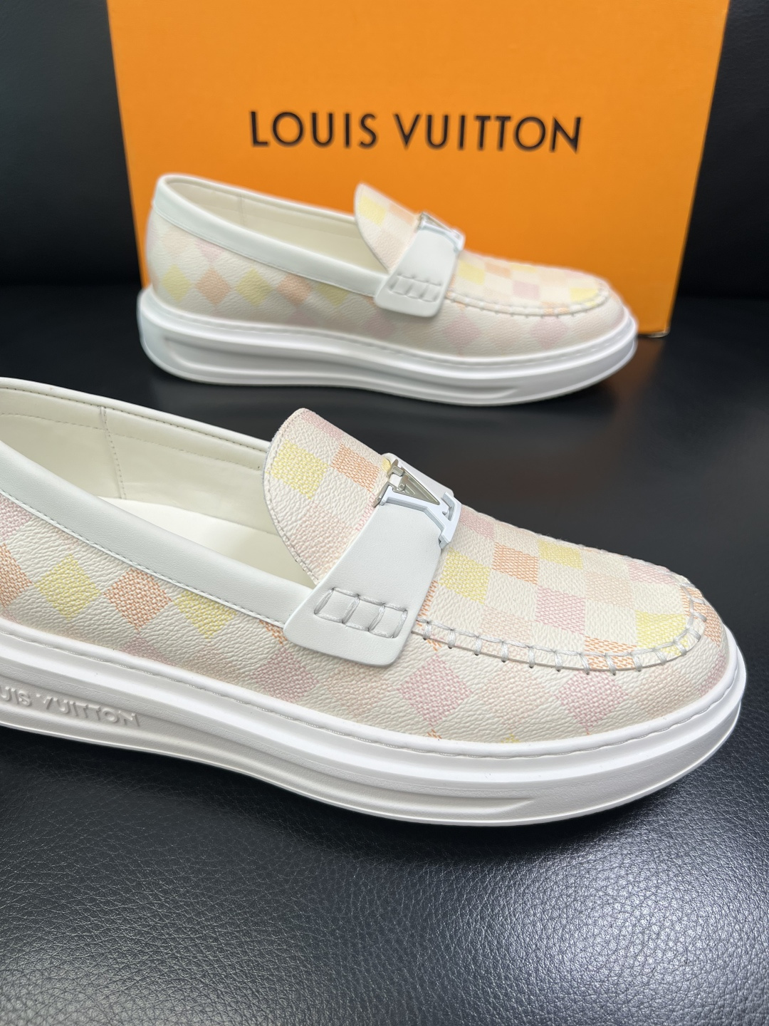 Lv 高品质 顶级工艺品 路易威登，运动板鞋专柜同步，鞋面意大利进口，高品质拼接缤纷色彩复杂工艺品，进口