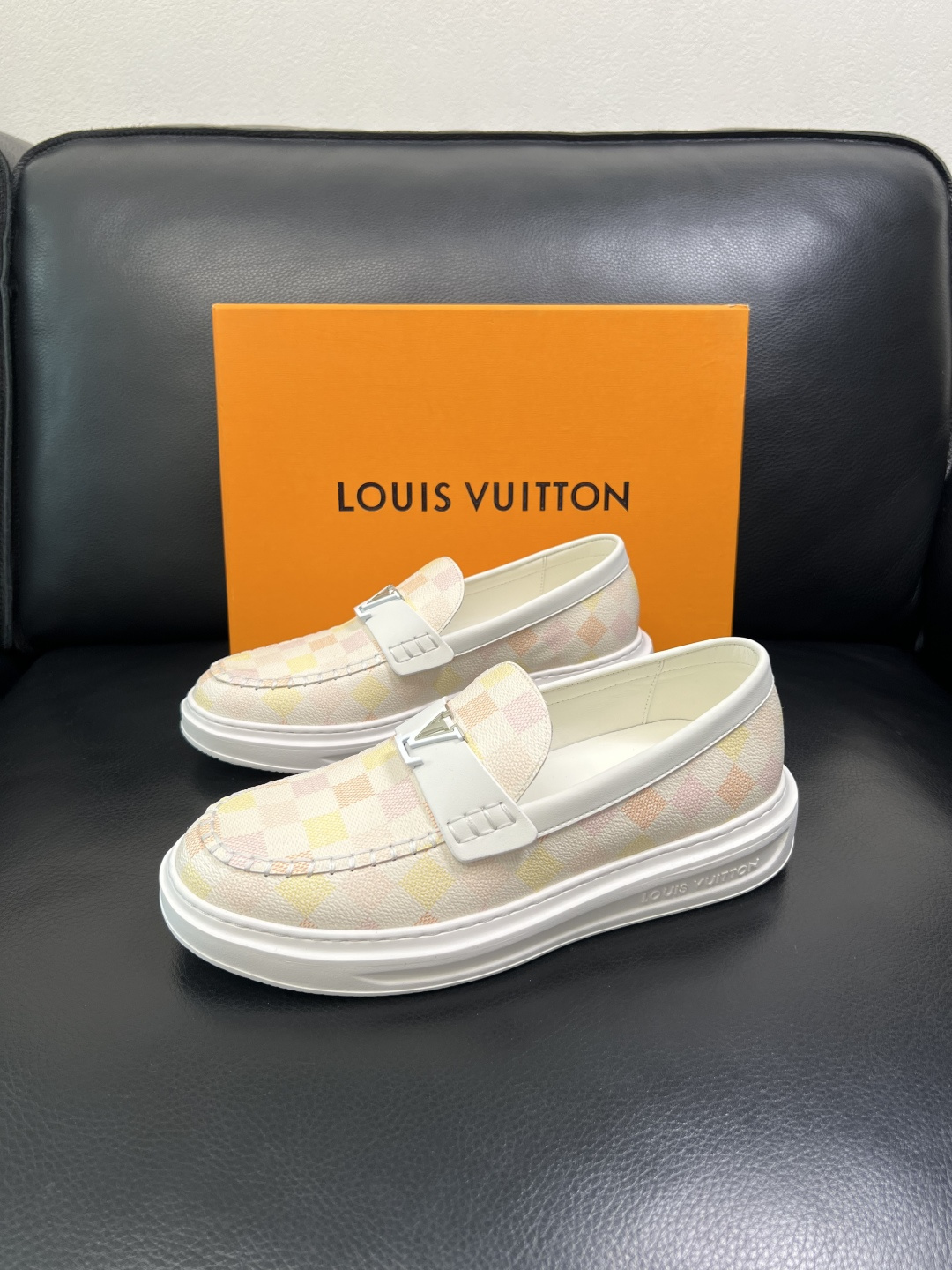 Lv 高品质 顶级工艺品 路易威登，运动板鞋专柜同步，鞋面意大利进口，高品质拼接缤纷色彩复杂工艺品，进口