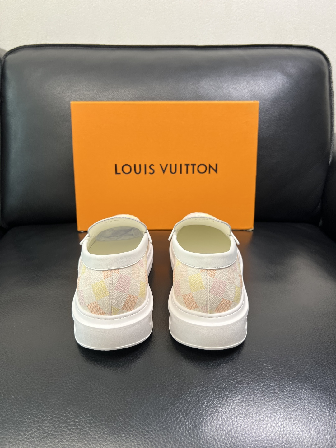 Lv 高品质 顶级工艺品 路易威登，运动板鞋专柜同步，鞋面意大利进口，高品质拼接缤纷色彩复杂工艺品，进口