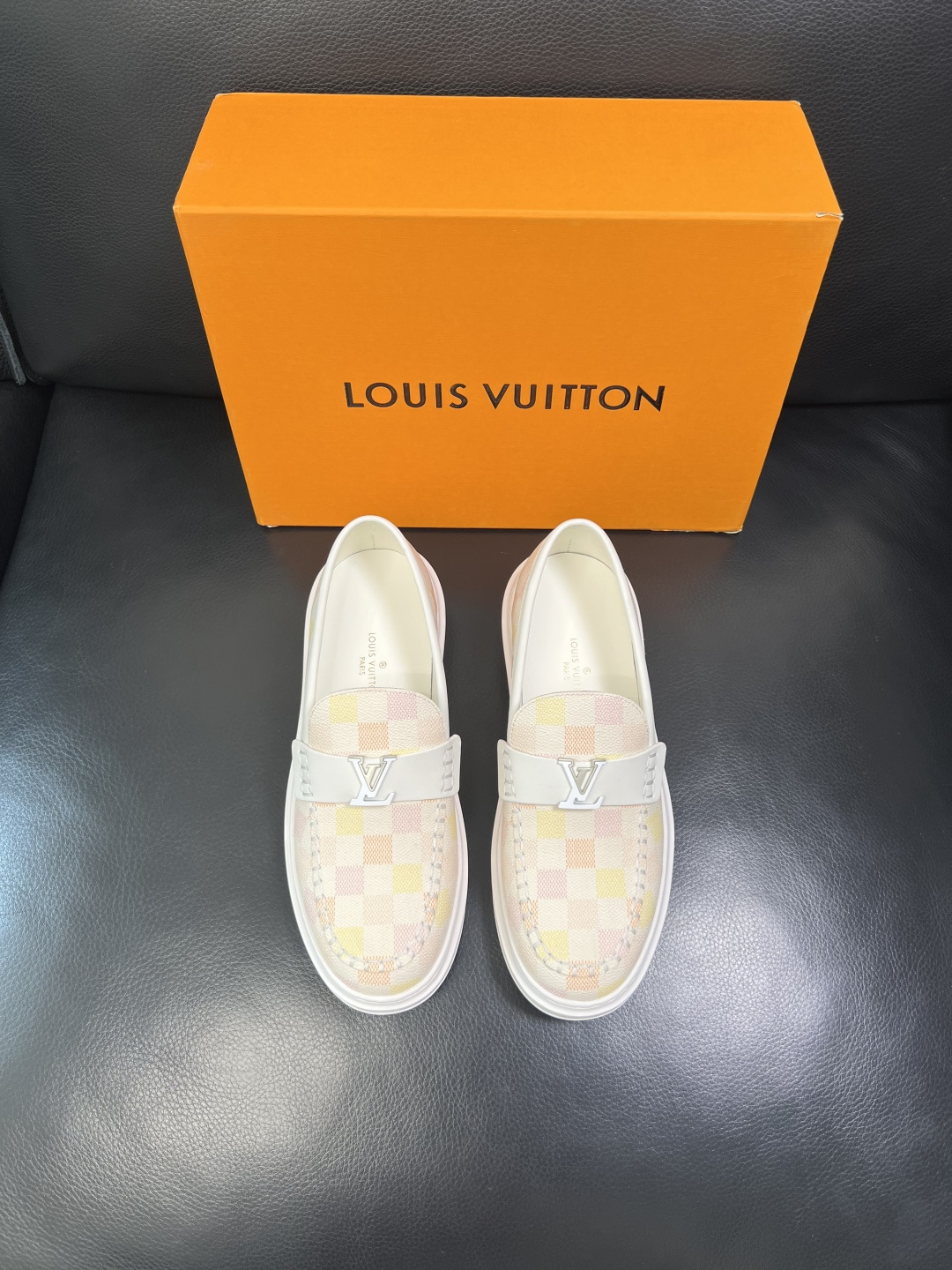 Lv 高品质 顶级工艺品 路易威登，运动板鞋专柜同步，鞋面意大利进口，高品质拼接缤纷色彩复杂工艺品，进口