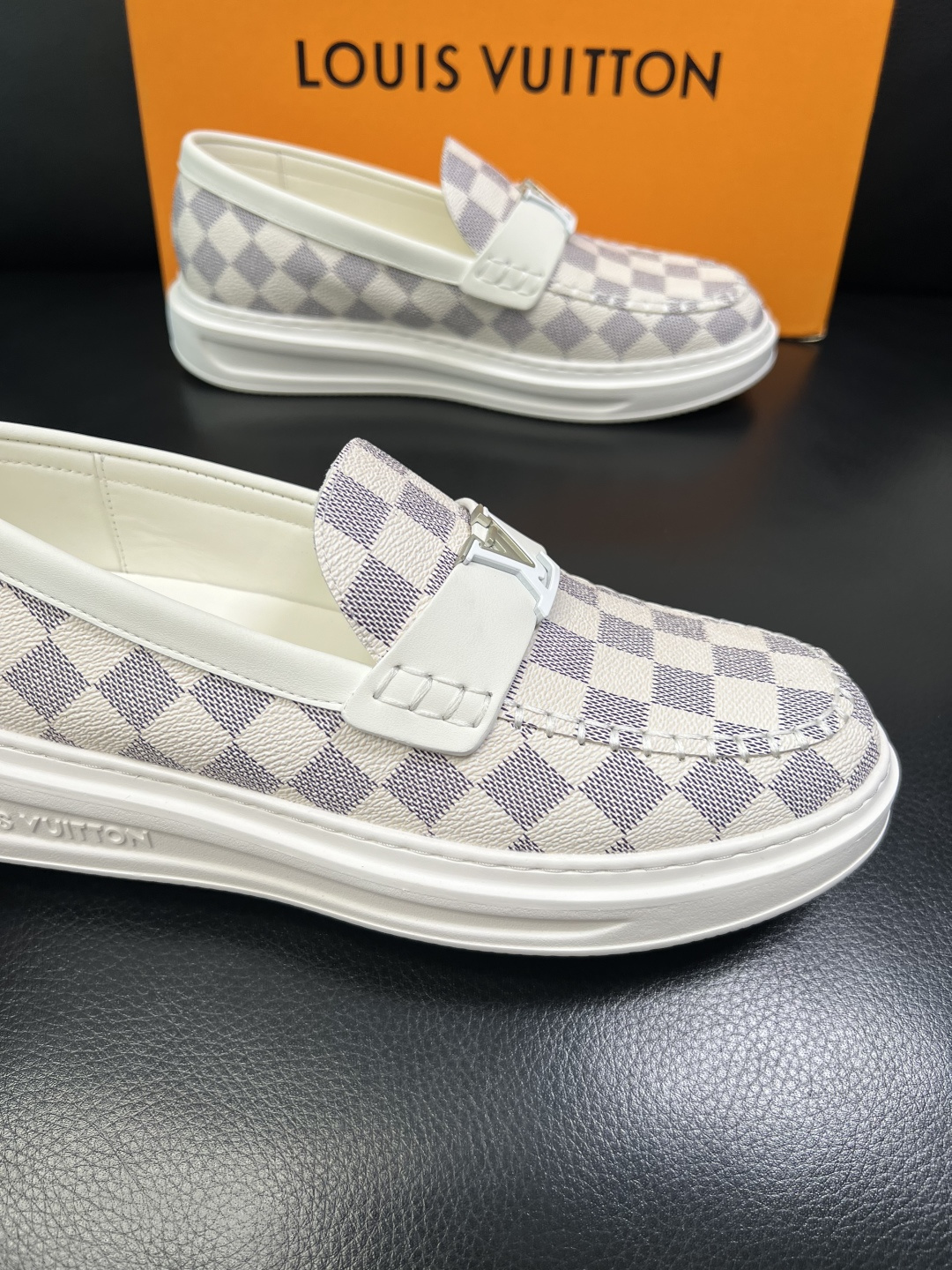 Lv 高品质 顶级工艺品 路易威登，运动板鞋专柜同步，鞋面意大利进口，高品质拼接缤纷色彩复杂工艺品，进口