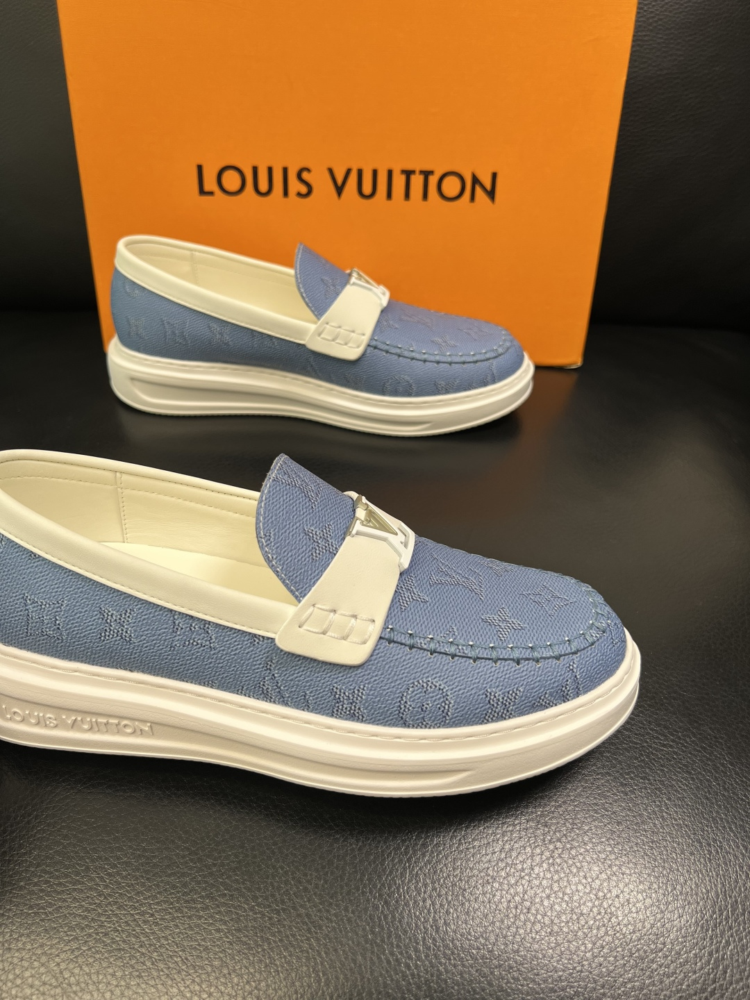 Lv 高品质 顶级工艺品 路易威登，运动板鞋专柜同步，鞋面意大利进口，高品质拼接缤纷色彩复杂工艺品，进口