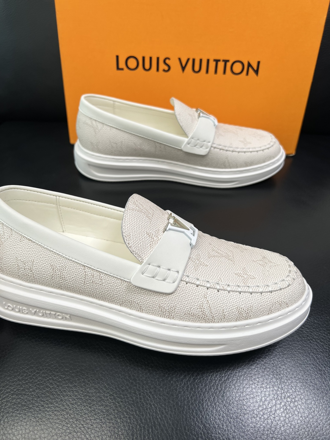 Lv 高品质 顶级工艺品 路易威登，运动板鞋专柜同步，鞋面意大利进口，高品质拼接缤纷色彩复杂工艺品，进口