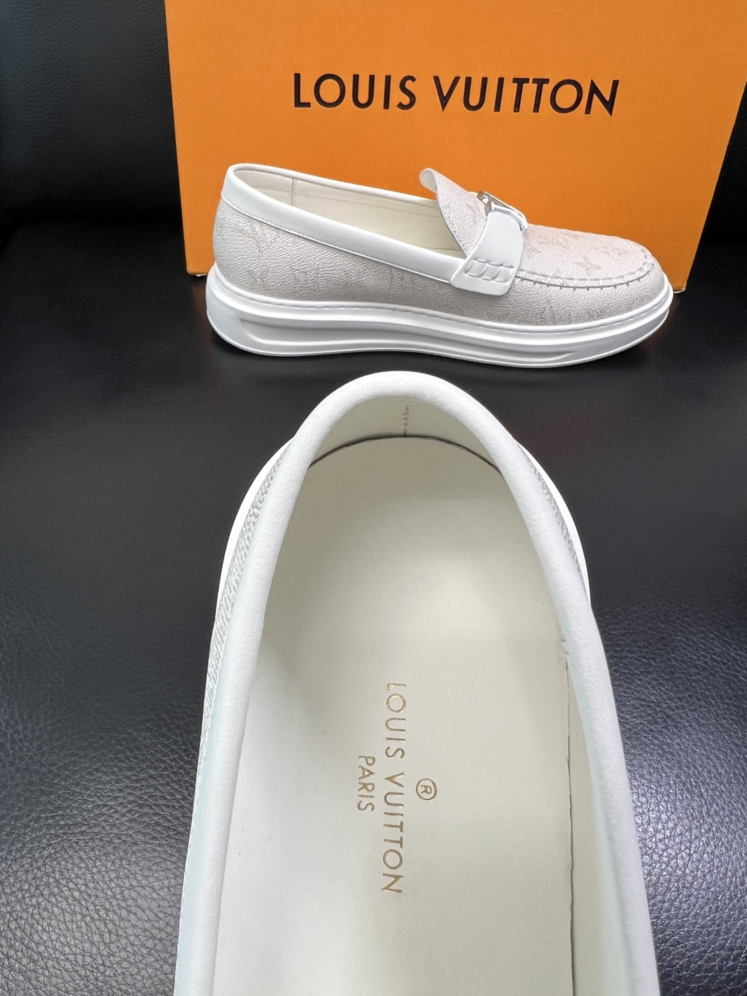 Lv 高品质 顶级工艺品 路易威登，运动板鞋专柜同步，鞋面意大利进口，高品质拼接缤纷色彩复杂工艺品，进口