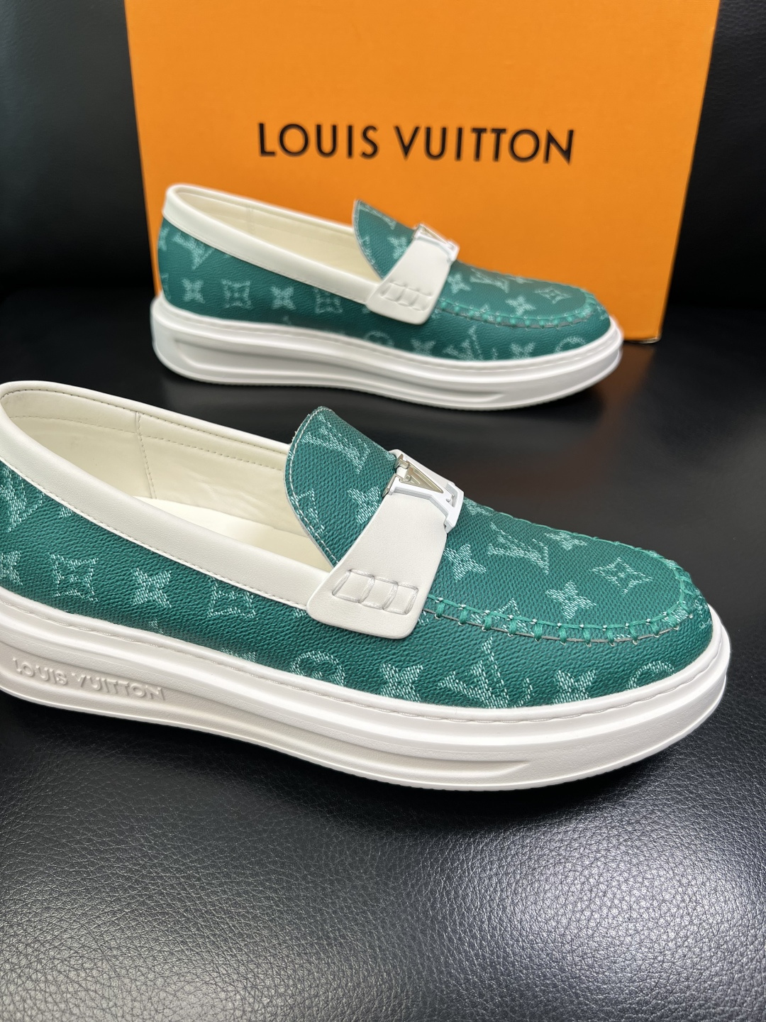 Lv 高品质 顶级工艺品 路易威登，运动板鞋专柜同步，鞋面意大利进口，高品质拼接缤纷色彩复杂工艺品，进口