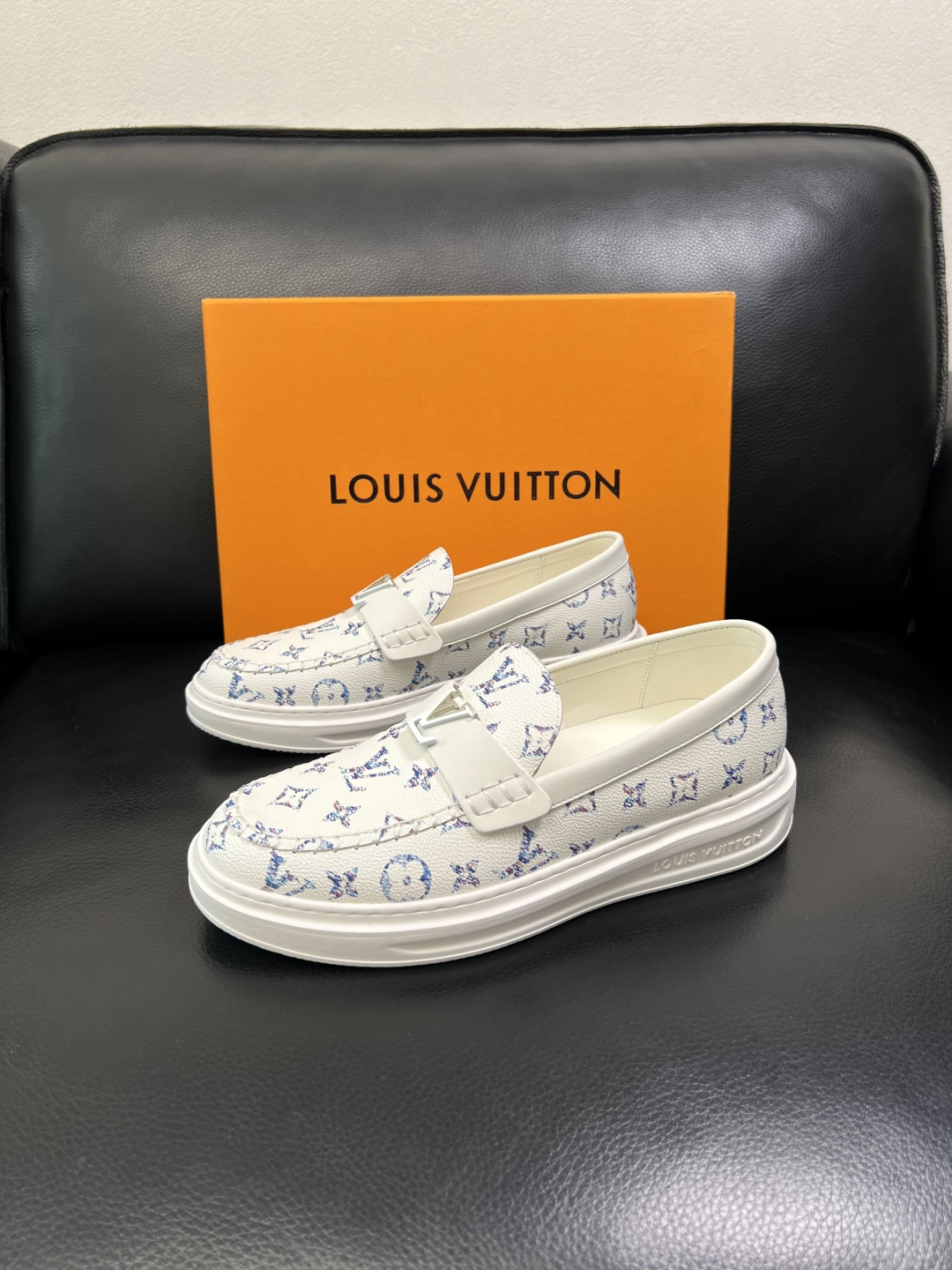 Lv 高品质 顶级工艺品 路易威登，运动板鞋专柜同步，鞋面意大利进口，高品质拼接缤纷色彩复杂工艺品，进口