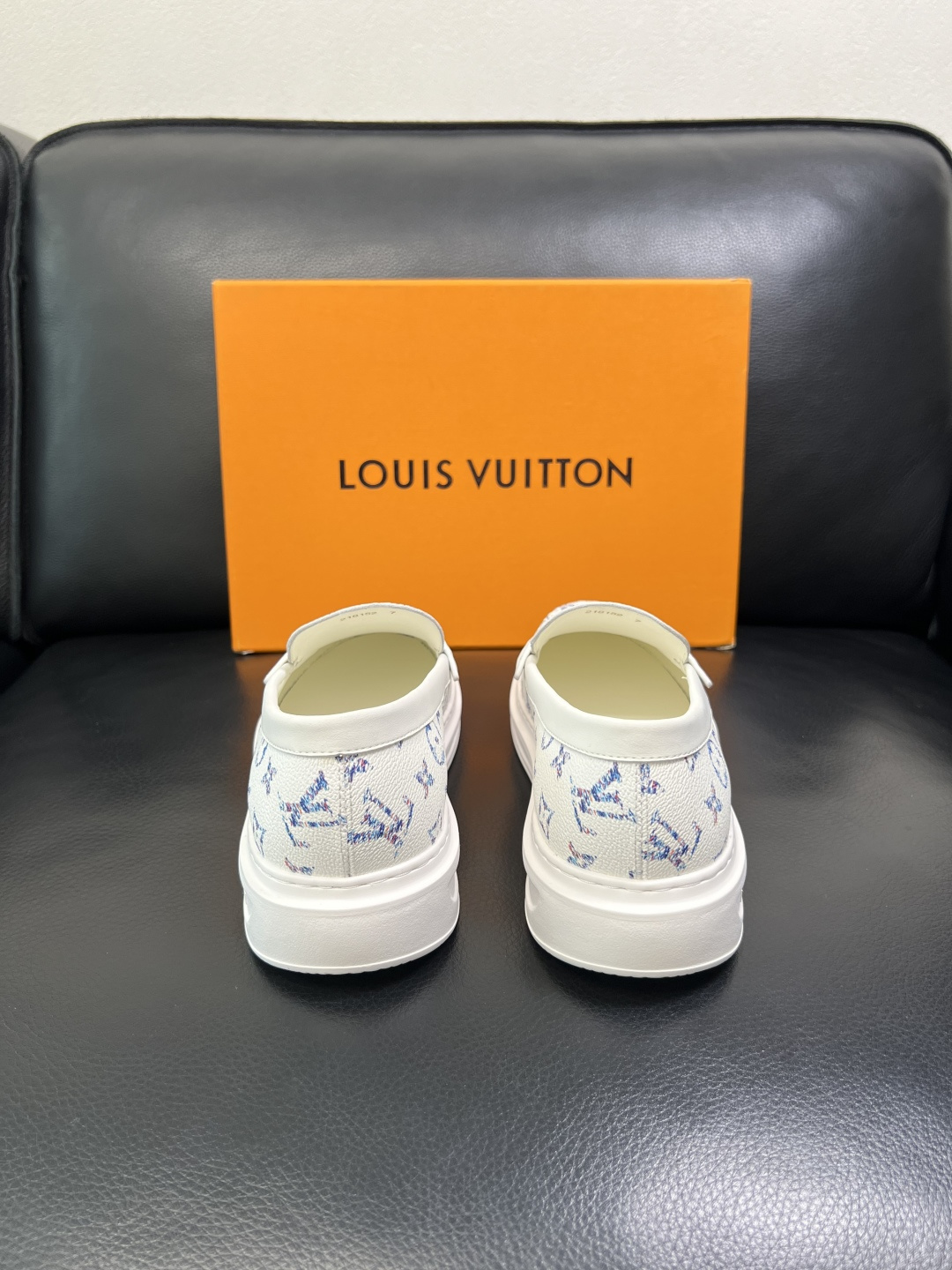 Lv 高品质 顶级工艺品 路易威登，运动板鞋专柜同步，鞋面意大利进口，高品质拼接缤纷色彩复杂工艺品，进口