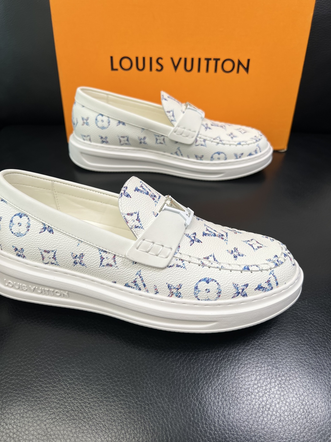 Lv 高品质 顶级工艺品 路易威登，运动板鞋专柜同步，鞋面意大利进口，高品质拼接缤纷色彩复杂工艺品，进口