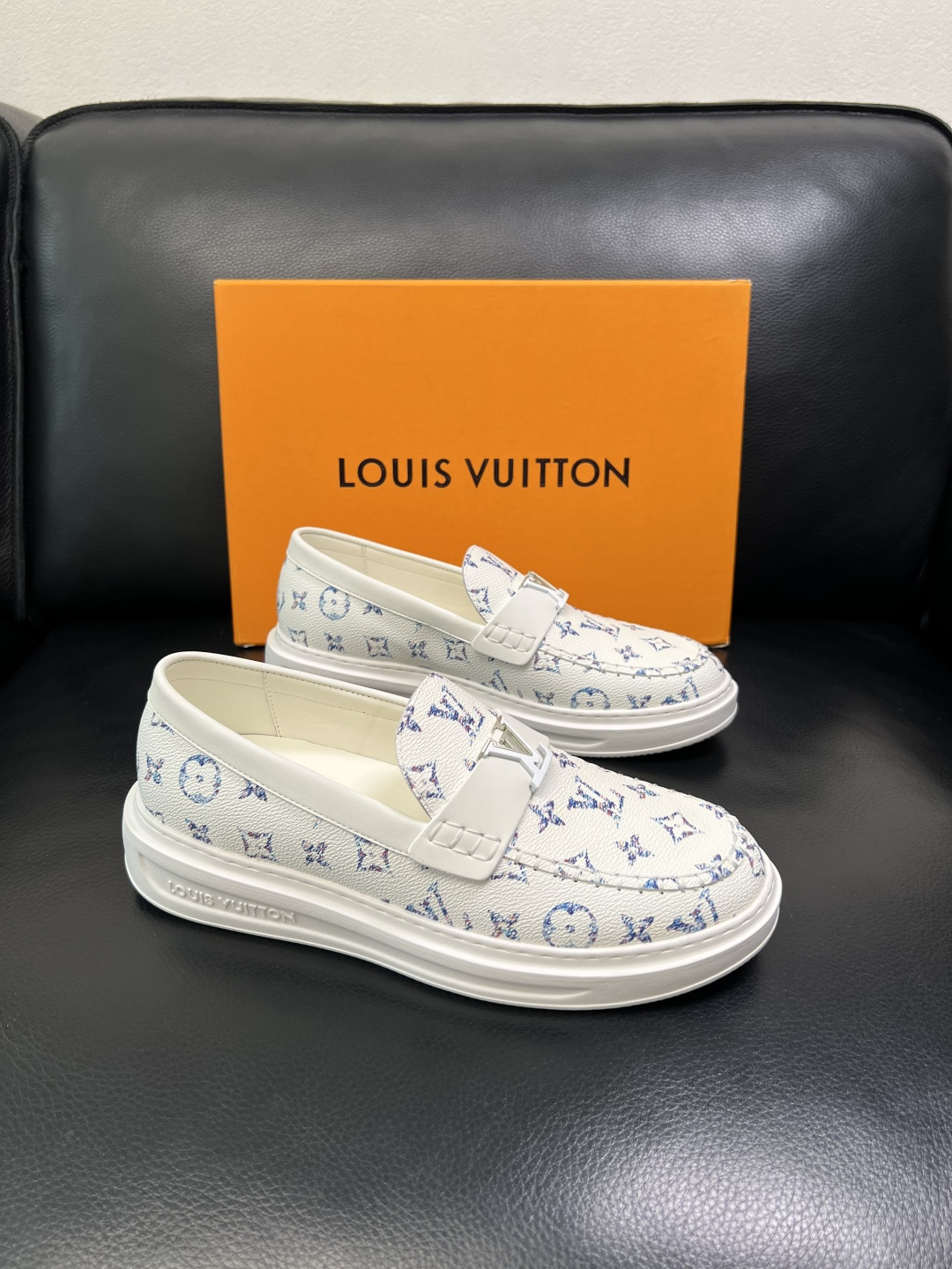 Lv 高品质 顶级工艺品 路易威登，运动板鞋专柜同步，鞋面意大利进口，高品质拼接缤纷色彩复杂工艺品，进口