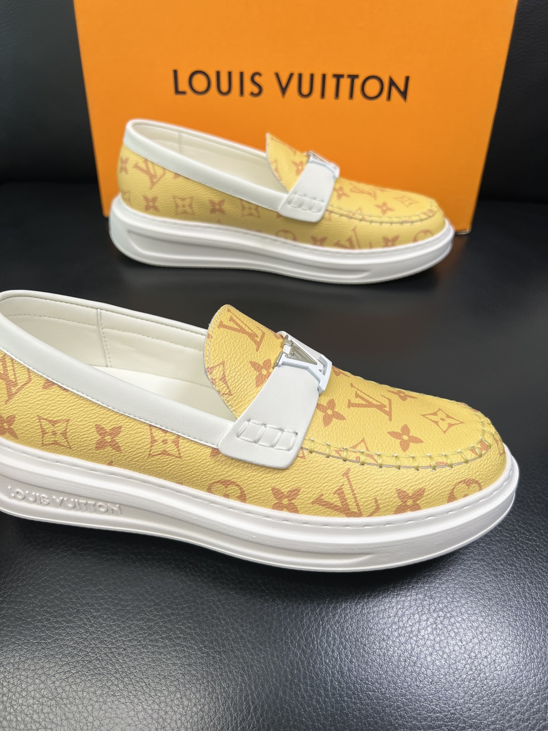 Lv 高品质 顶级工艺品 路易威登，运动板鞋专柜同步，鞋面意大利进口，高品质拼接缤纷色彩复杂工艺品，进口