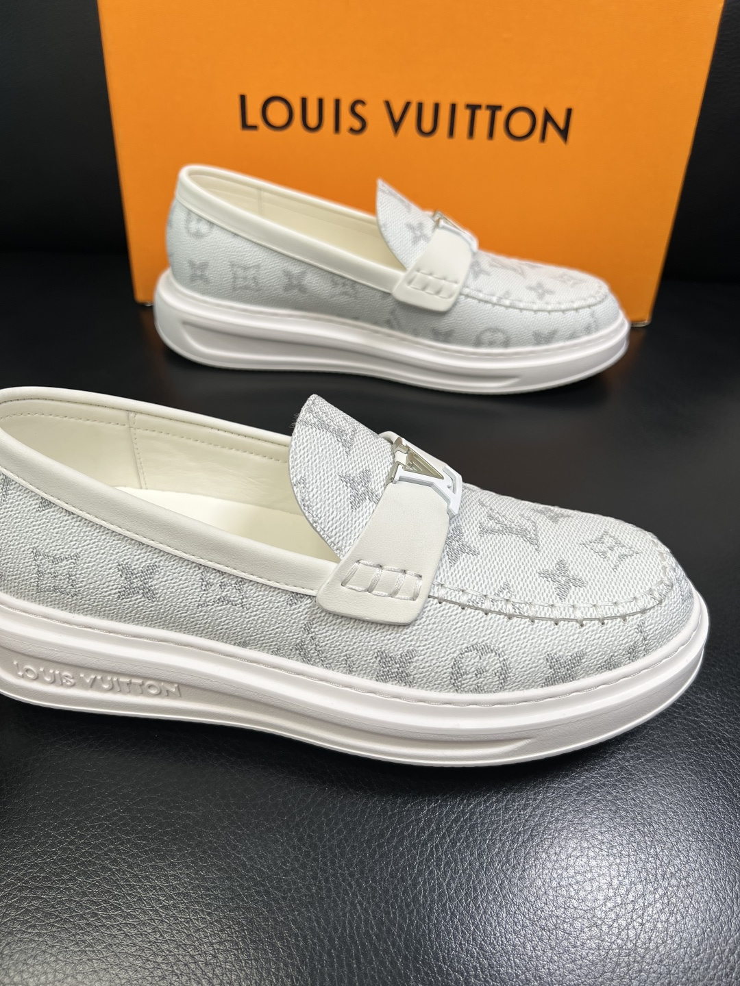 Lv 高品质 顶级工艺品 路易威登，运动板鞋专柜同步，鞋面意大利进口，高品质拼接缤纷色彩复杂工艺品，进口