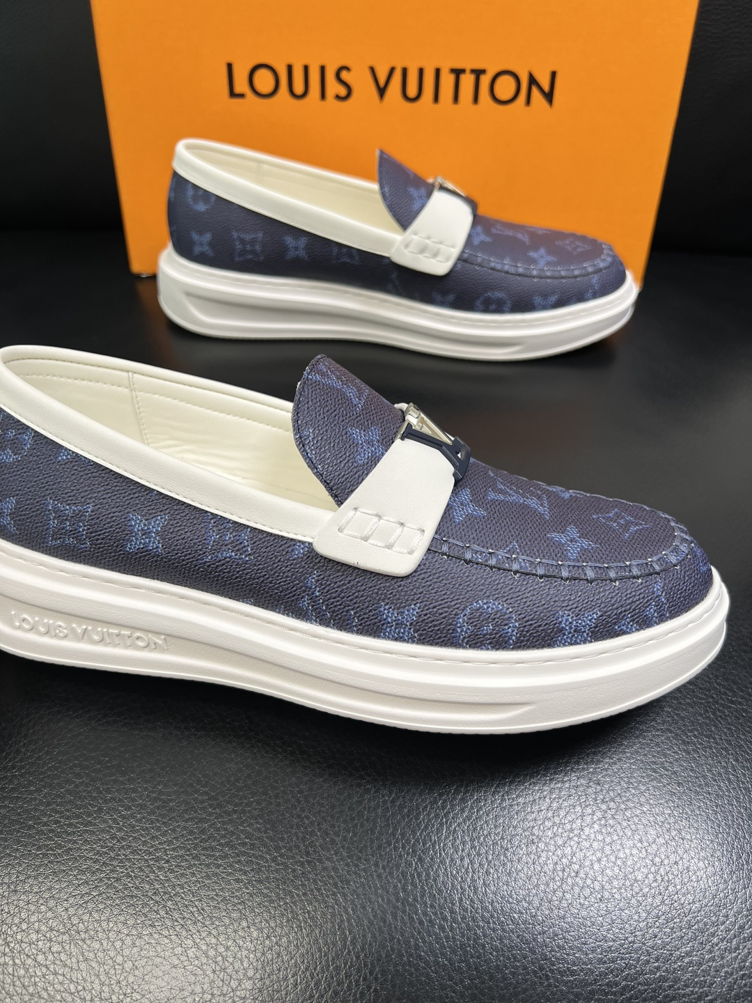 Lv 高品质 顶级工艺品 路易威登，运动板鞋专柜同步，鞋面意大利进口，高品质拼接缤纷色彩复杂工艺品，进口