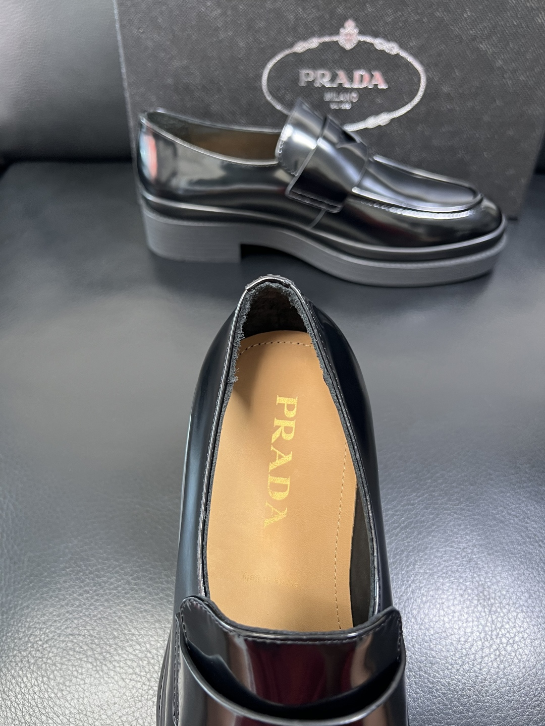 PRADA 高品质 顶级工艺品 普拉达 专柜同步 原厂配置，意大利进口原版牛皮面料，透气舒适进口水染牛里