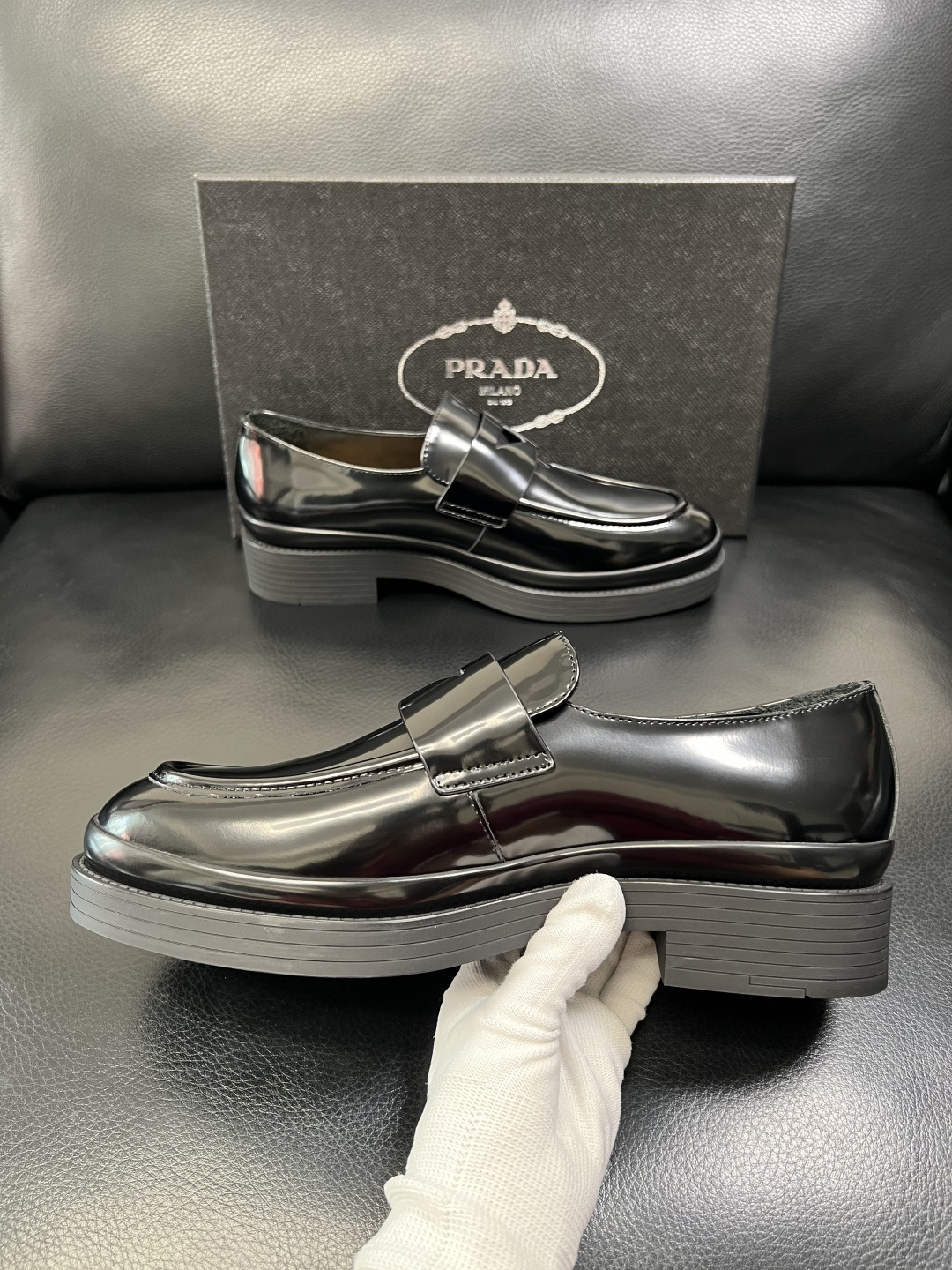 PRADA 高品质 顶级工艺品 普拉达 专柜同步 原厂配置，意大利进口原版牛皮面料，透气舒适进口水染牛里