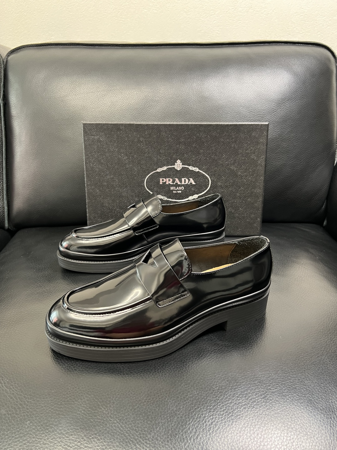 PRADA 高品质 顶级工艺品 普拉达 专柜同步 原厂配置，意大利进口原版牛皮面料，透气舒适进口水染牛里