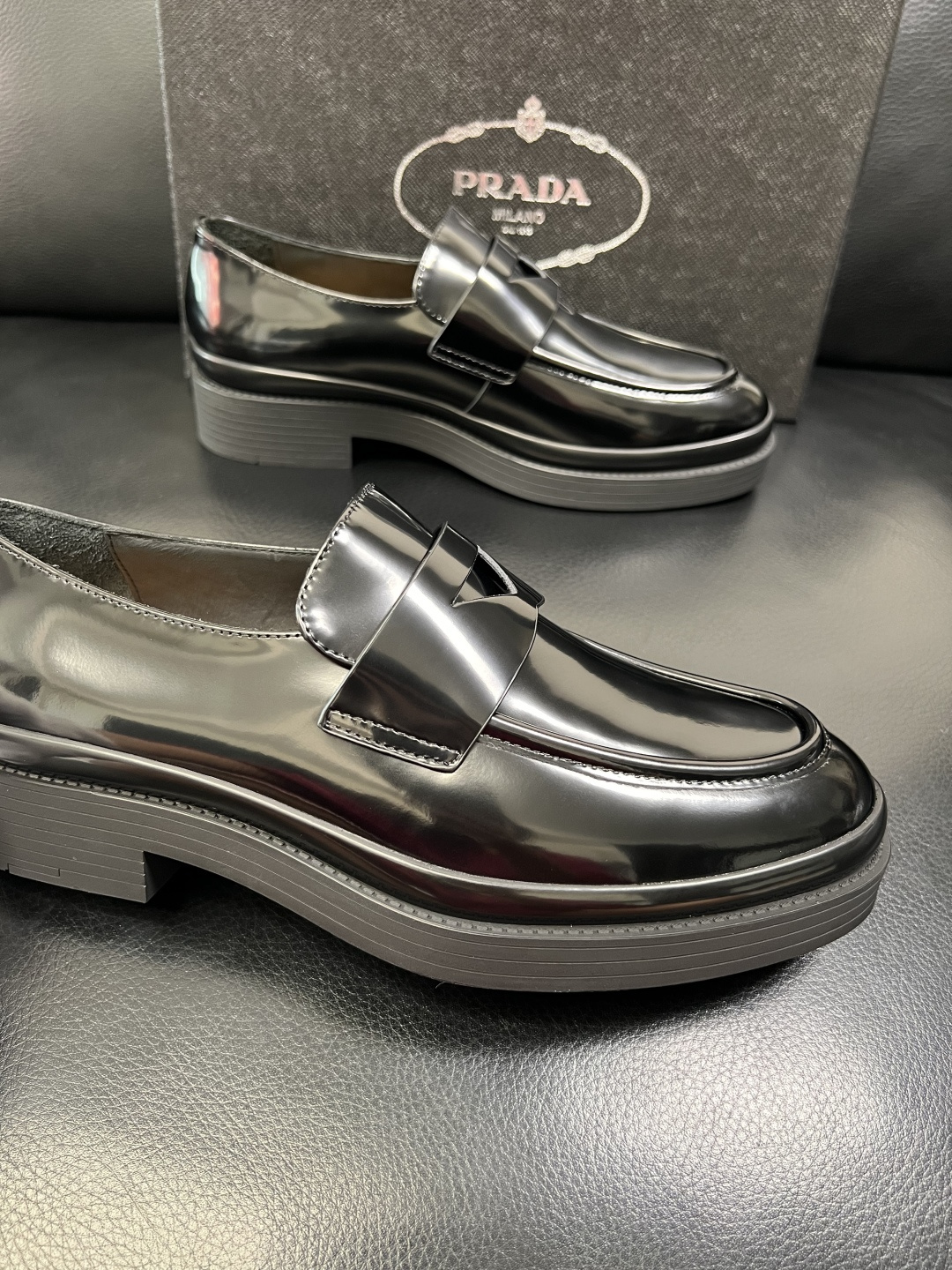 PRADA 高品质 顶级工艺品 普拉达 专柜同步 原厂配置，意大利进口原版牛皮面料，透气舒适进口水染牛里