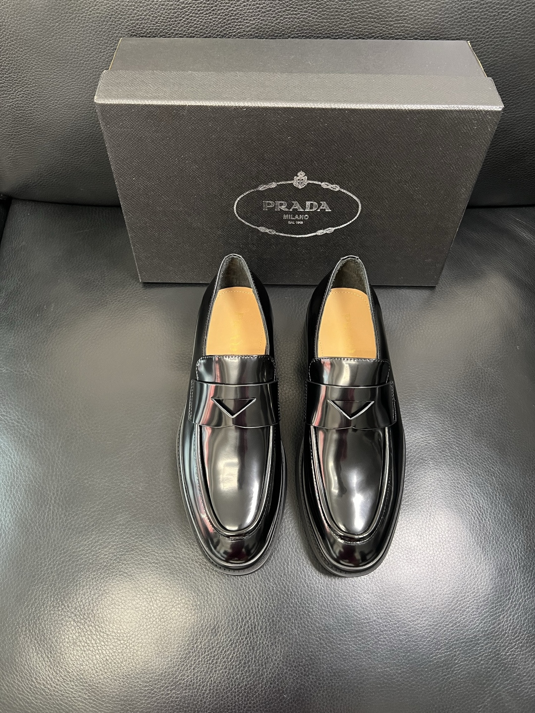 PRADA 高品质 顶级工艺品 普拉达 专柜同步 原厂配置，意大利进口原版牛皮面料，透气舒适进口水染牛里