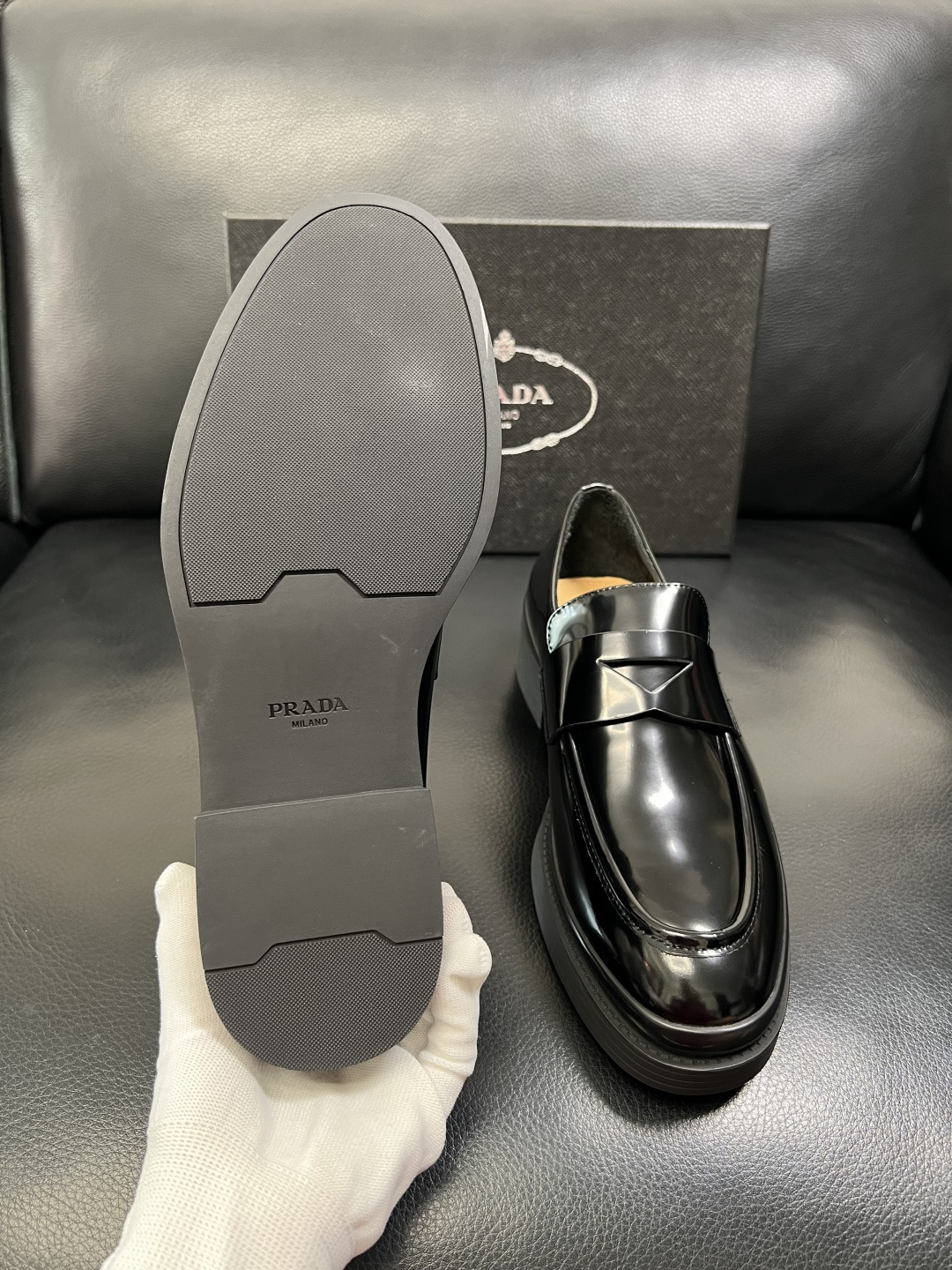 PRADA 高品质 顶级工艺品 普拉达 专柜同步 原厂配置，意大利进口原版牛皮面料，透气舒适进口水染牛里