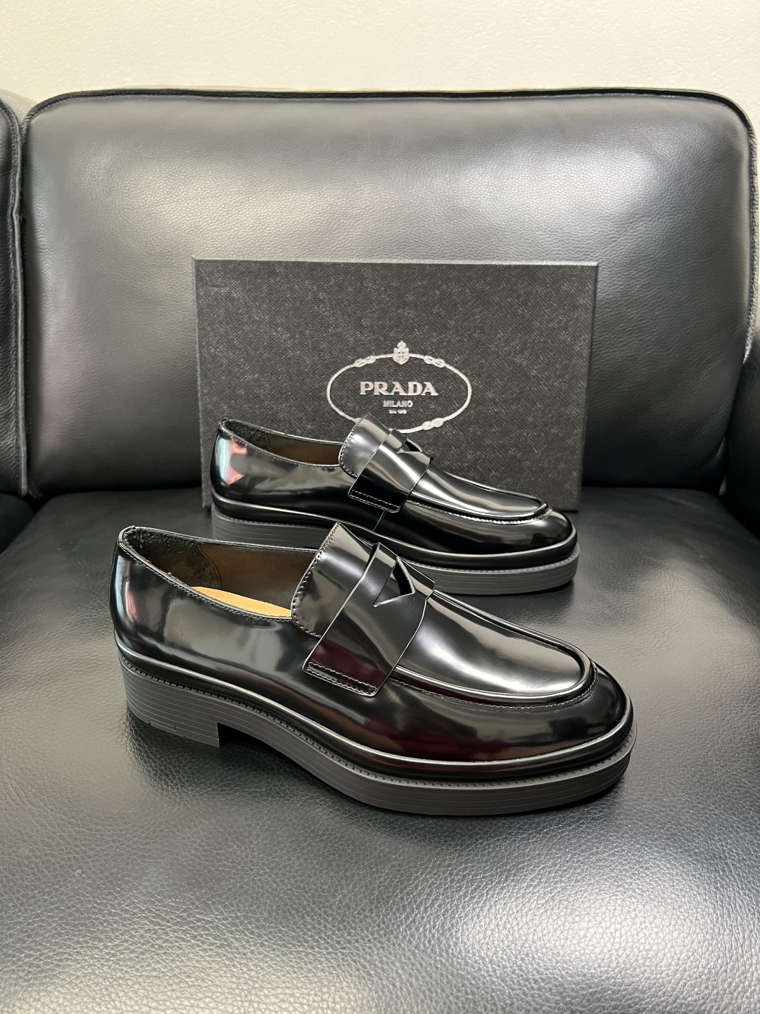PRADA 高品质 顶级工艺品 普拉达 专柜同步 原厂配置，意大利进口原版牛皮面料，透气舒适进口水染牛里