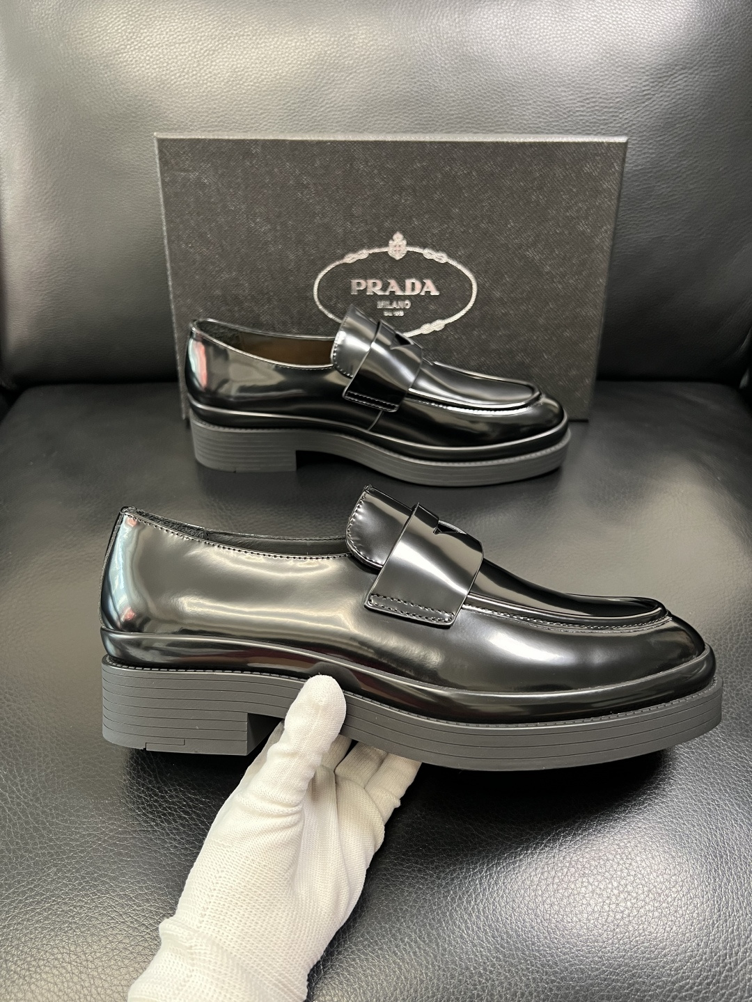 PRADA 高品质 顶级工艺品 普拉达 专柜同步 原厂配置，意大利进口原版牛皮面料，透气舒适进口水染牛里